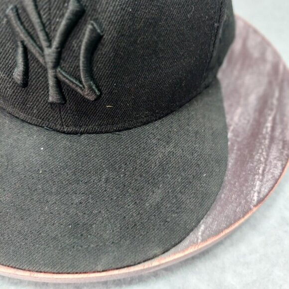 New Era NY Yankees Men's Fitted Cap - All Black (59FIFTY) Size 8 Embroidered - Picture 10 of 16